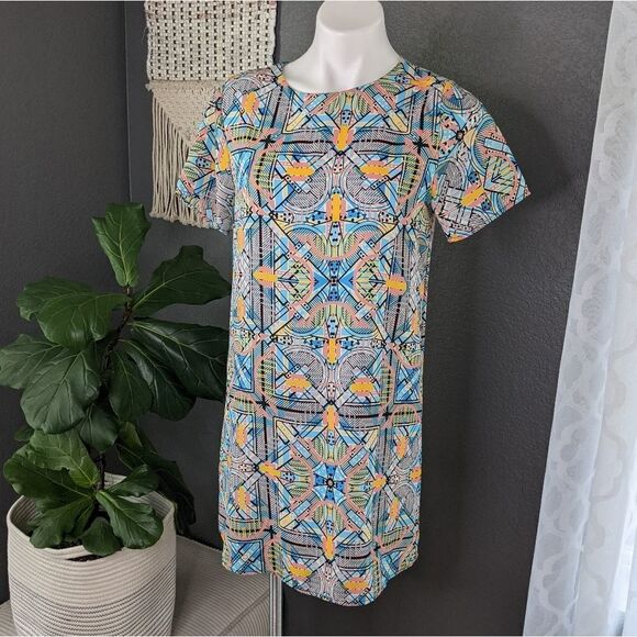 Everly Abstract Patterned Shift Dress - Picture 1 of 9